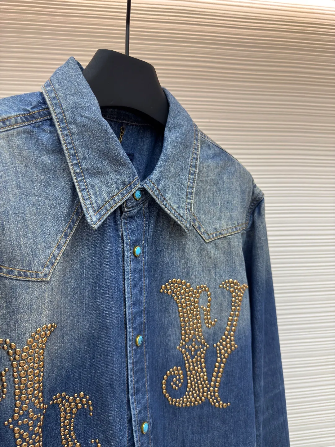 LOUIS VUITTON hook lapel denim long-sleeved shirt ●Authentic product: Purchased and developed by 10674 ●Item number: 1680561-B45 ●Fabric: Denim denim fabric ●Technology: Washed production ●Version: Fitted version ●Weight: about 610 grams ●Size: S-M-L-XL ●Description: Crafted from denim denim fabric, with excellent texture, comfortable and soft, breathable and sweat-absorbent, the chest is decorated with brand logo embellished with studs and floral details, and the top snap button is embellished with iconic floral details. The overall routing is straight and delicate, the fabric is comfortable and soft, and the color is consistent without color difference. It can be matched with the same style to create a fashionable look and control various occasions. Customized accessories, complete three standards, same style for men and women!